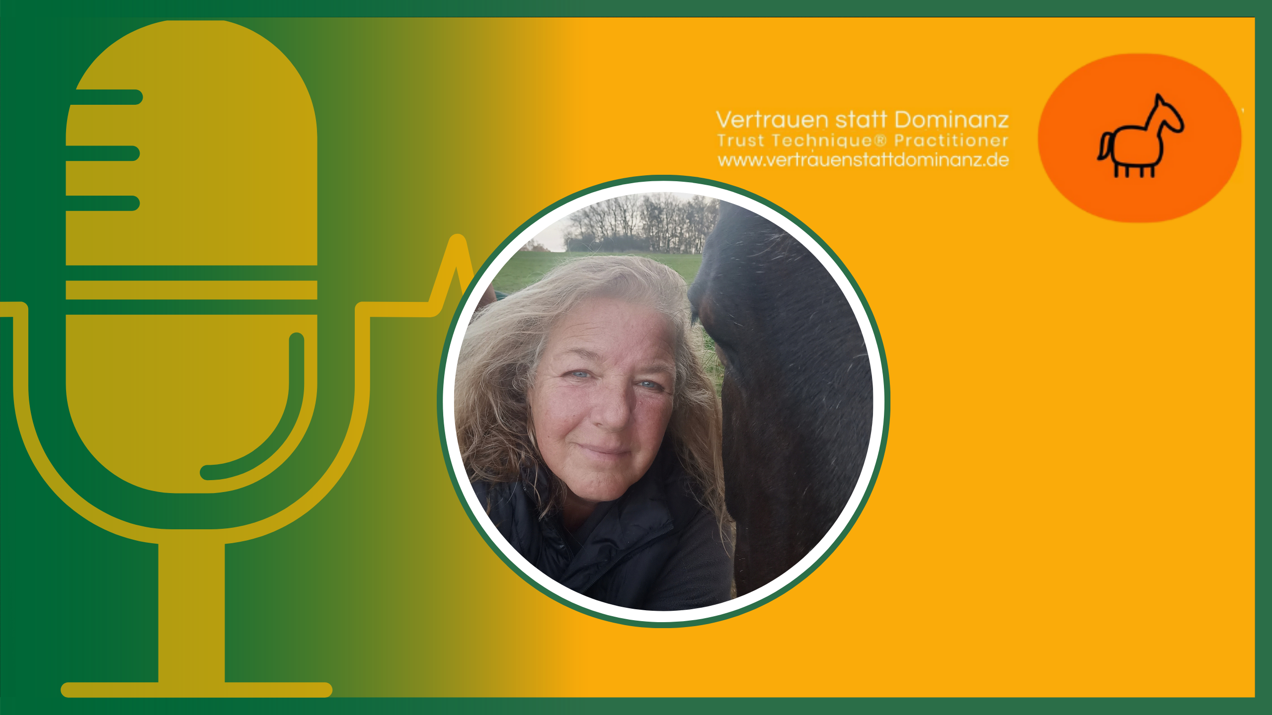 Daniela Vögele schaut in die Kamera, neben ihr ist der Kopf eines schwarzen Pferdes. 