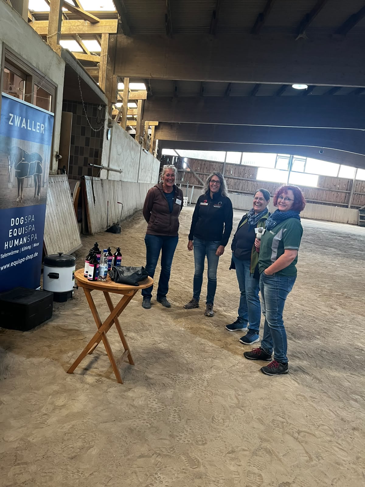 Dr. Christina Fritz mit den Ausstellern