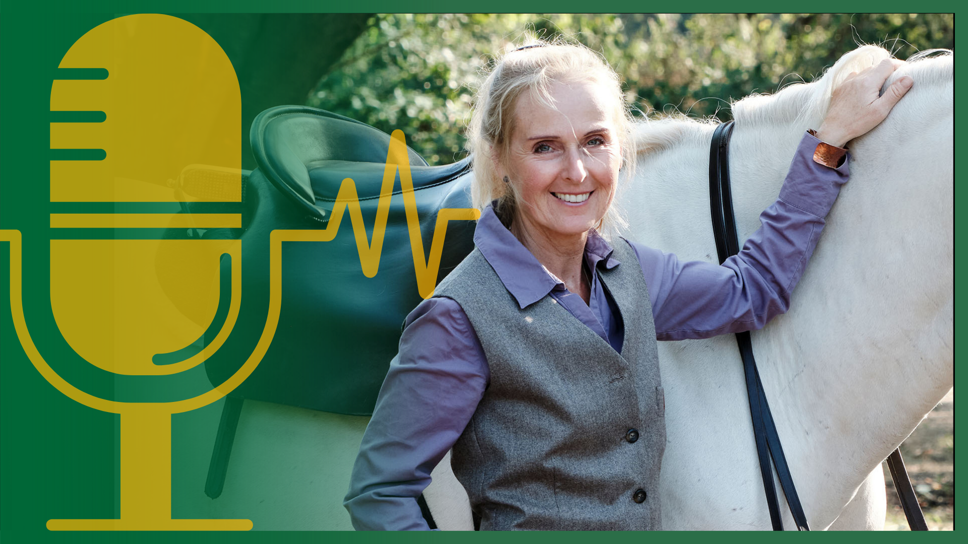 Marie Massmann mit einem weißem Pferd im Hintergrund. 