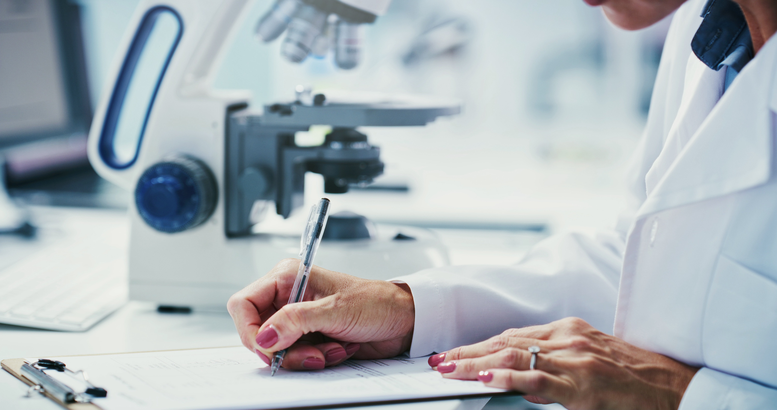 Wissenschaftlerin macht sich im Labor Notizen