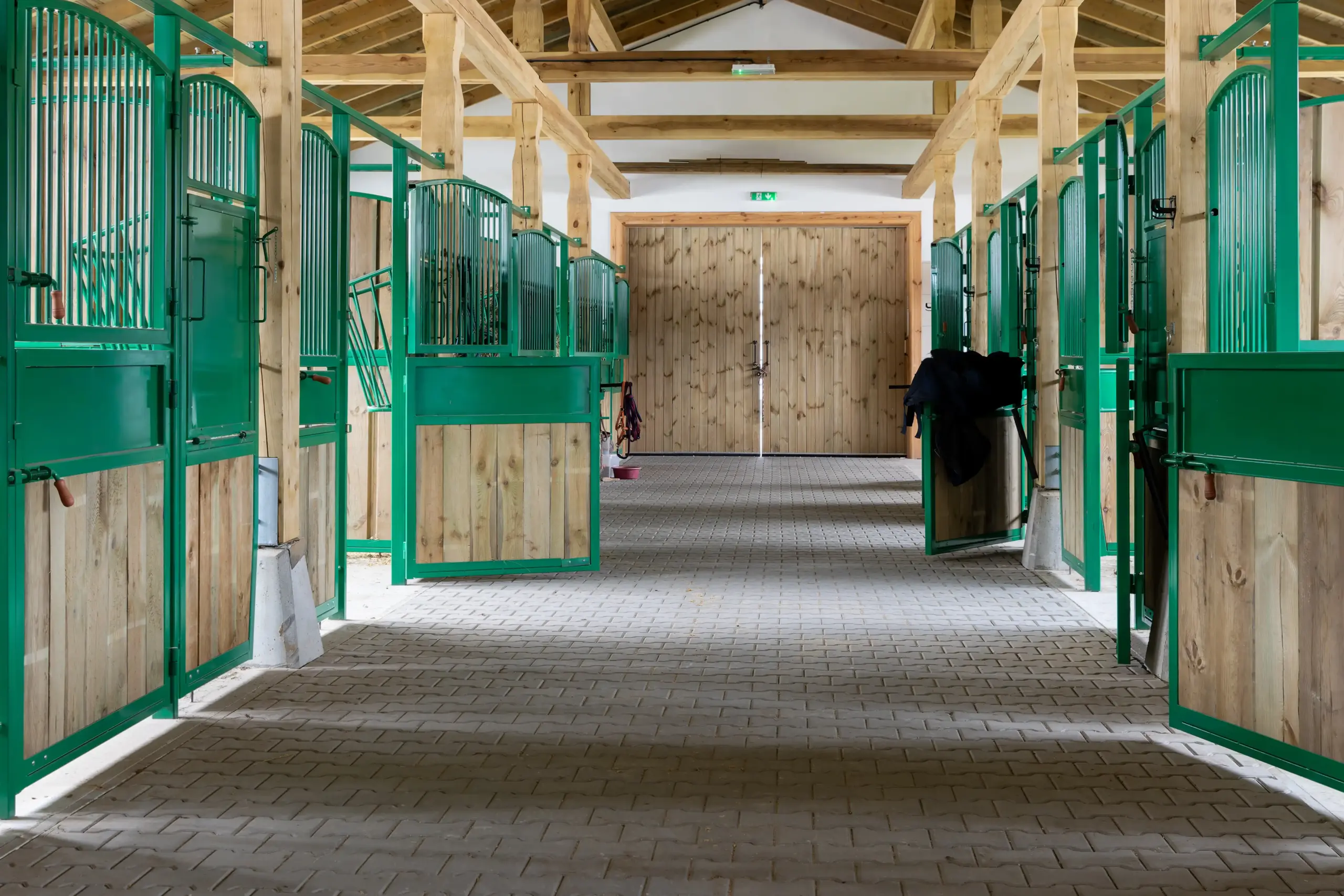 Leeren Boxengasse mit Paddockboxen